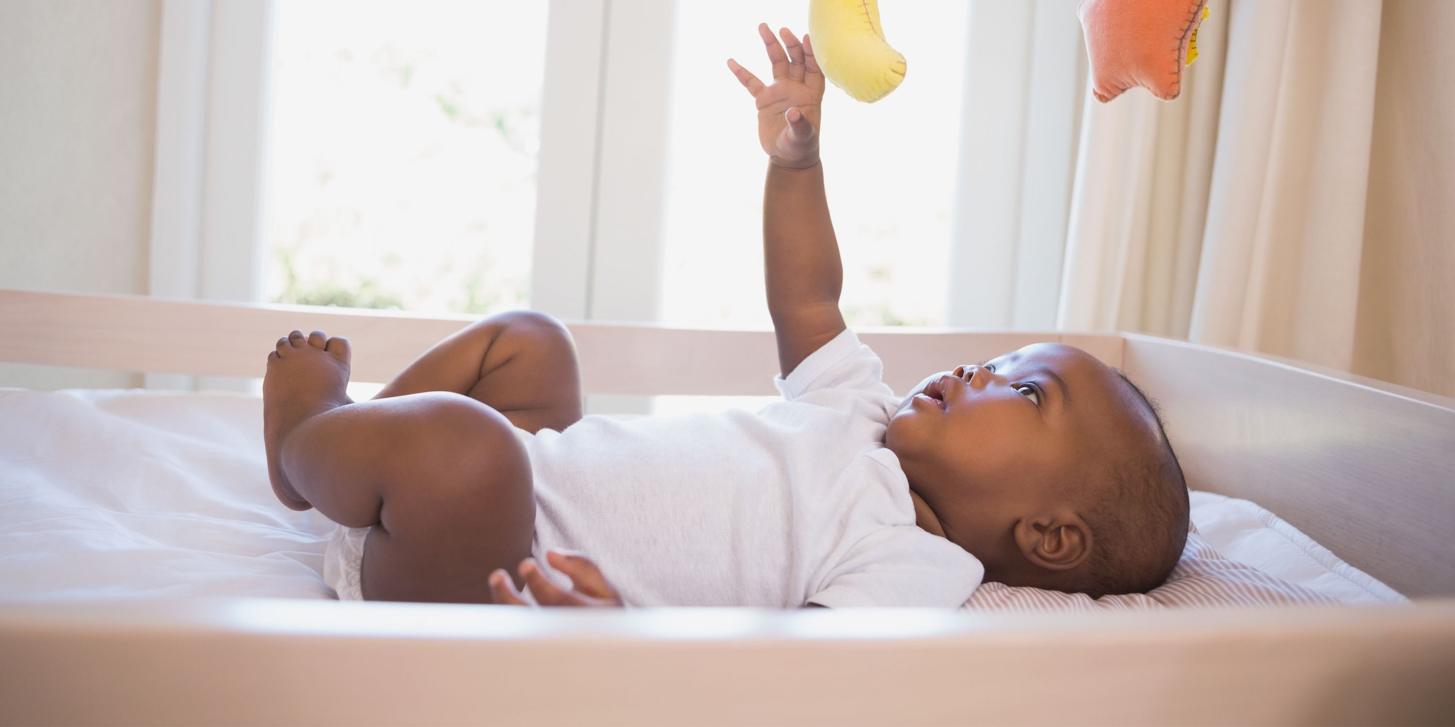 Glückliches Baby auf dem Rücken liegend