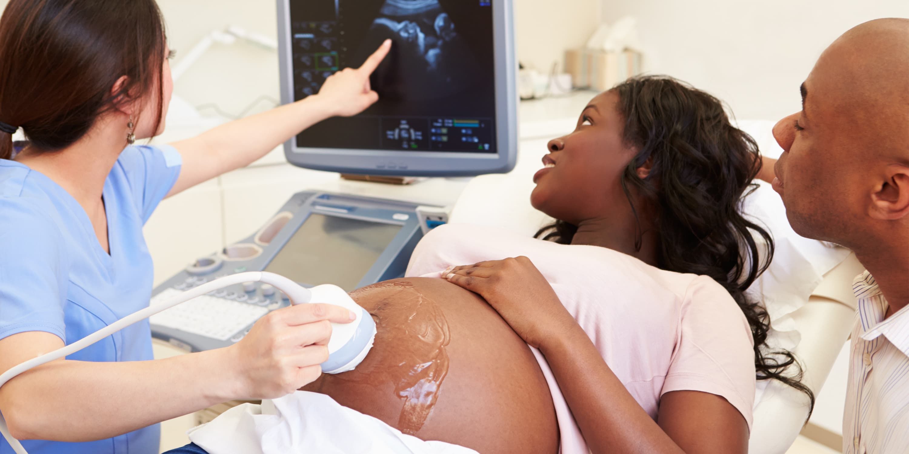 Une future maman et son partenaire lors d’une échographie