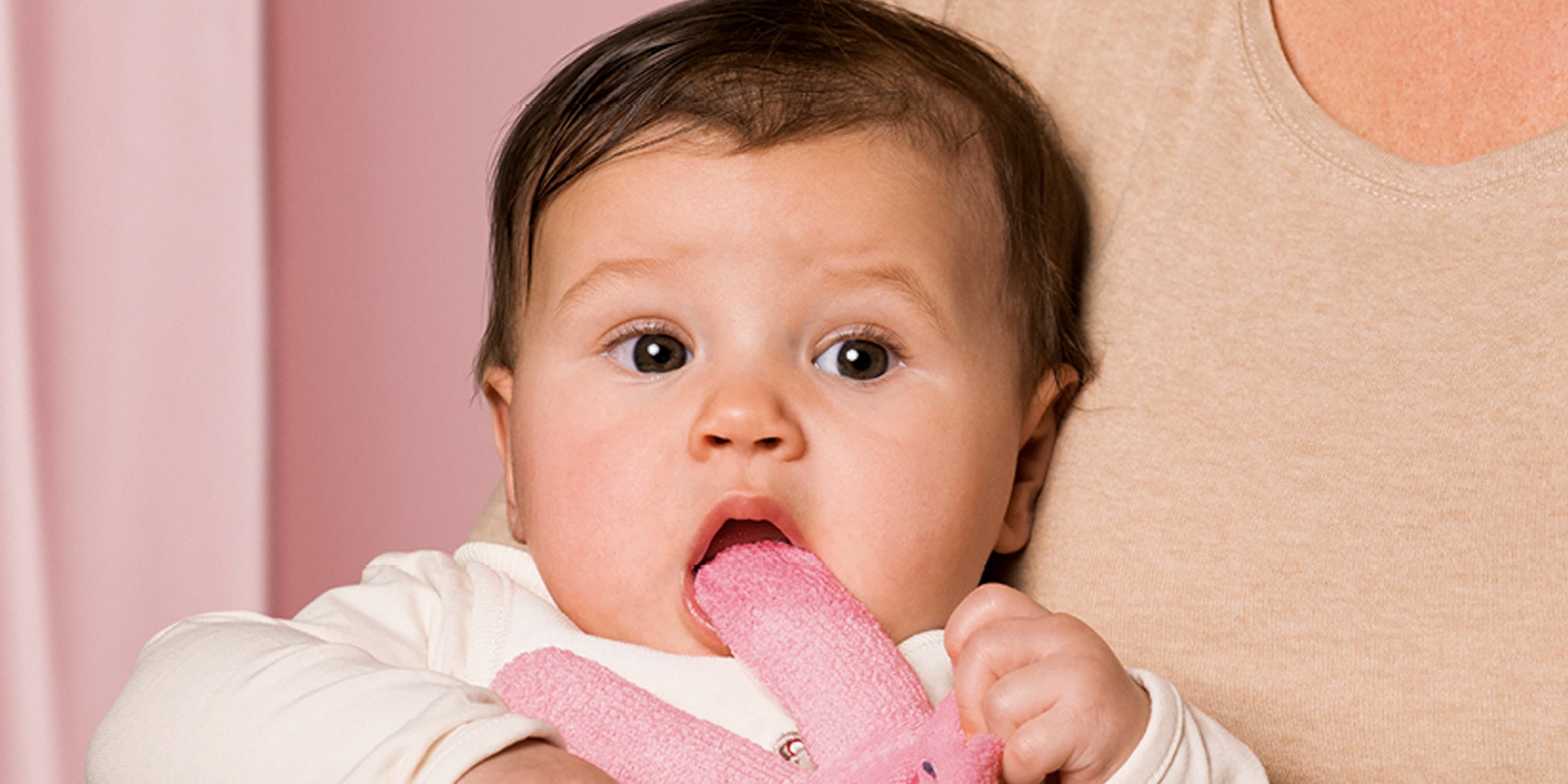 mother cleaning baby´s mouth with a MAM Oral Care Rabbit