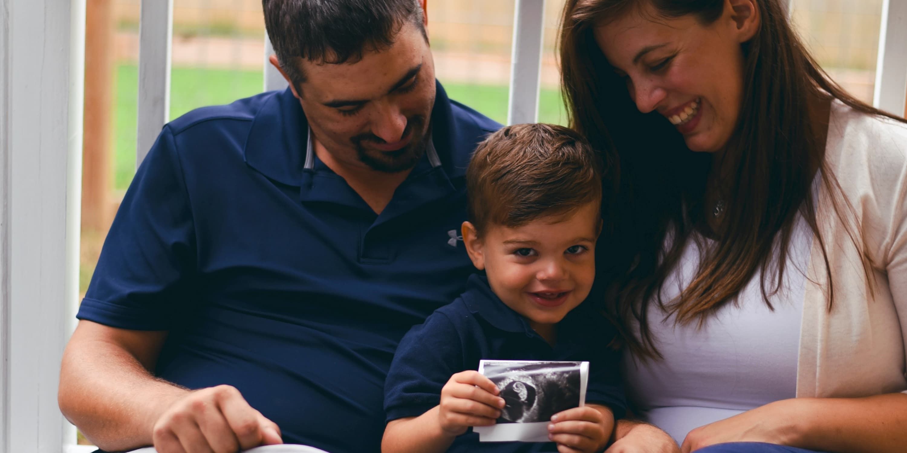 Família feliz com uma imagem de ecografia